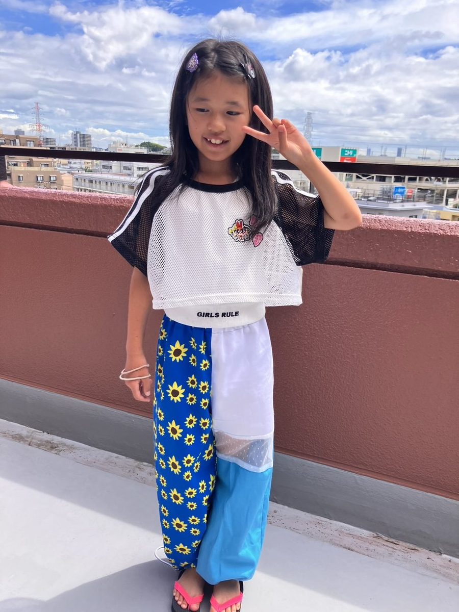 自分でデザインした服を着た子ども